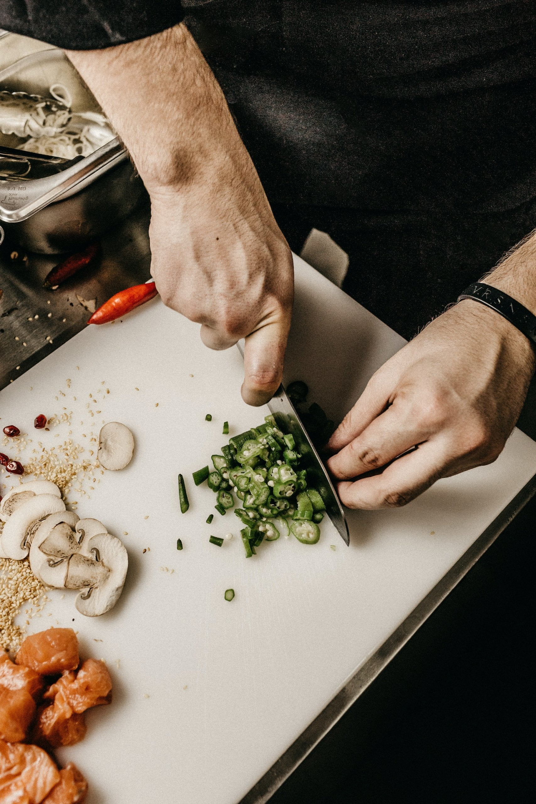 Chef cuisinier qui hache ses légumes