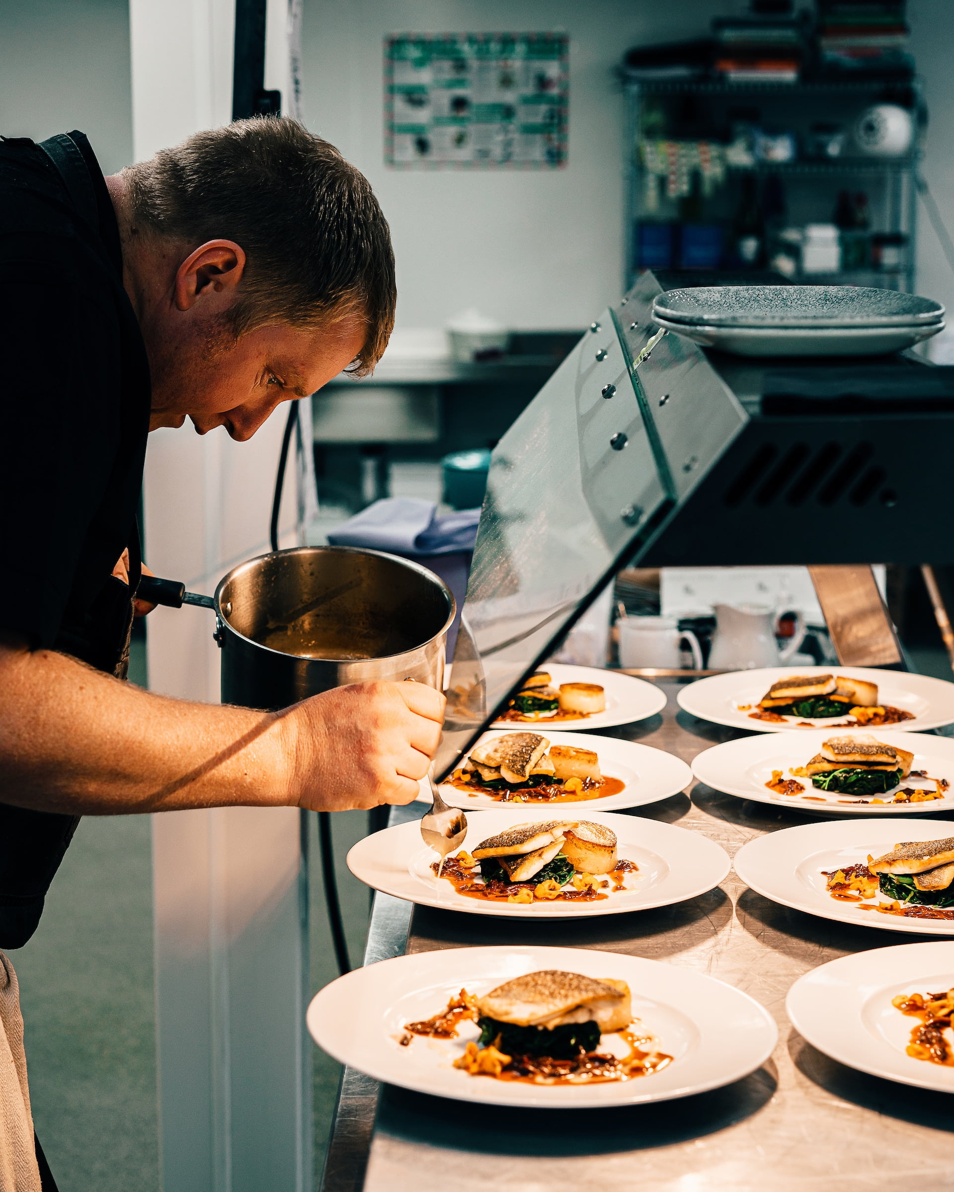 David Gutman dresse des plats