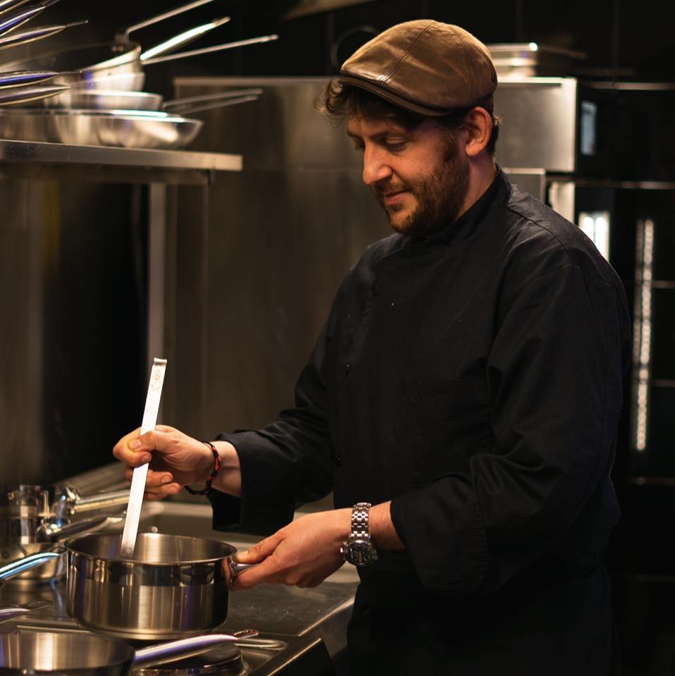Le chef David Gutman en cuisine